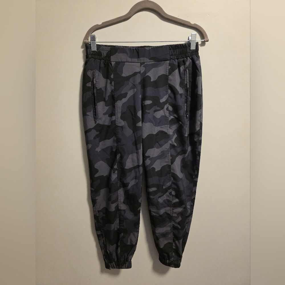 Old Navy Womens Black and Gray Camouflage Joggers